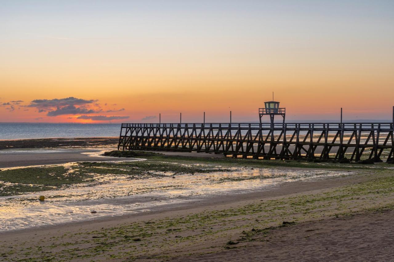 Le Gambetta, 100M De La Plage Luc-sur-Mer Exteriér fotografie